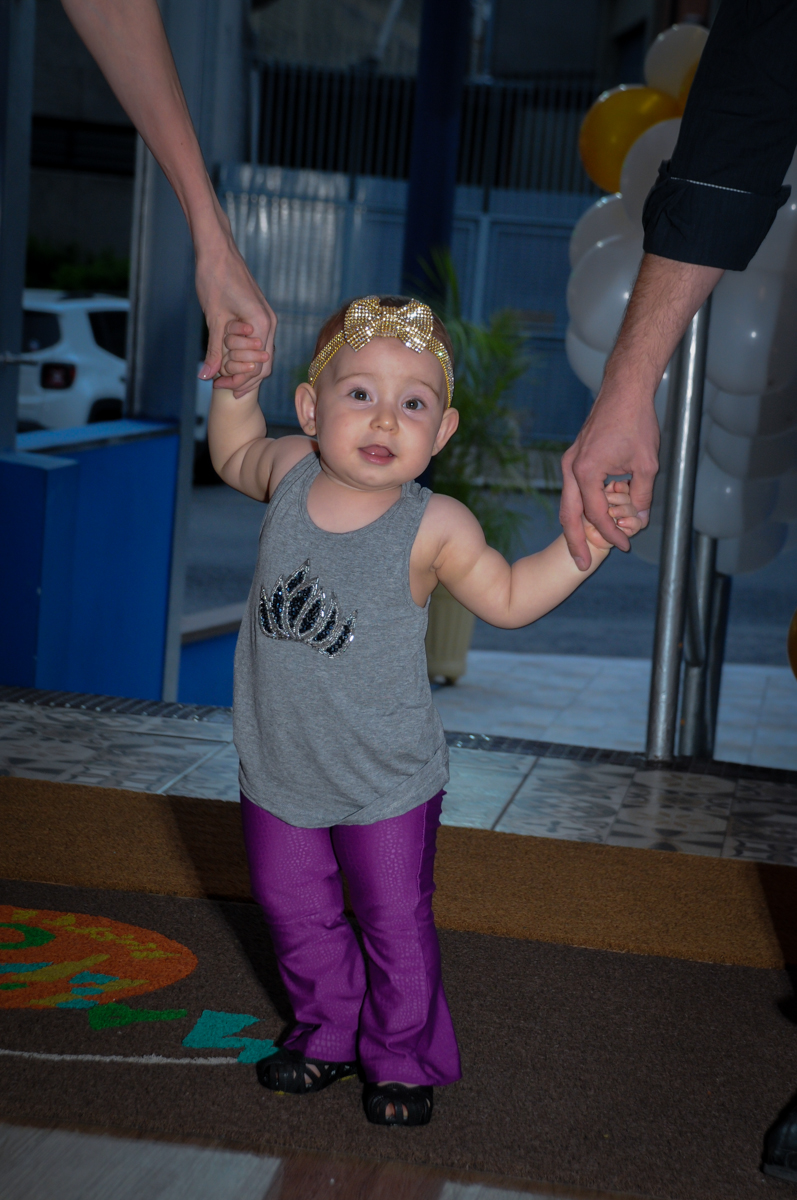 entrada da aniversariante com seus pais em sua festa de aniversário no buffet amazing, alphaville,sp, tema da mesa bonecas princesas