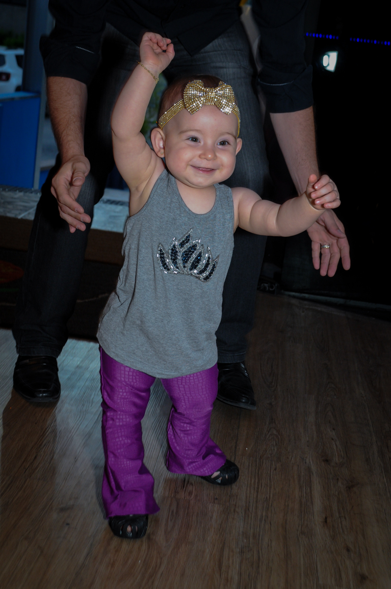 victória entra no buffet para sua festa muito feliz no buffet amazing, alphaville,sp, tema da mesa bonecas princesas