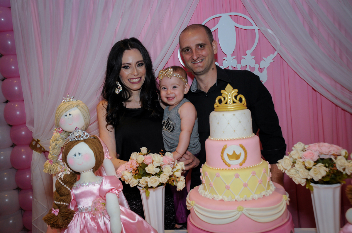 foto dos pais e a aniversariante no buffet amazing, alphaville,sp, tema da mesa bonecas princesas