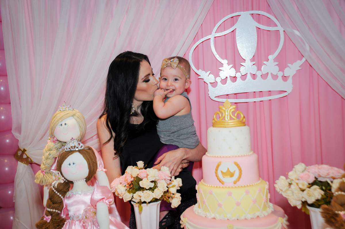 victória ganha beijinho de sua mãe no buffet amazing, alphaville,sp, tema da mesa bonecas princesas