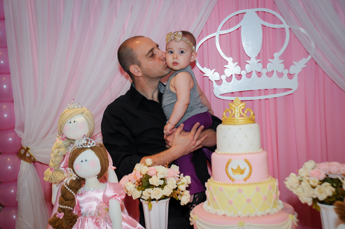 o papai também da beijinho em victória no buffet amazing, alphaville,sp, tema da mesa bonecas princesas