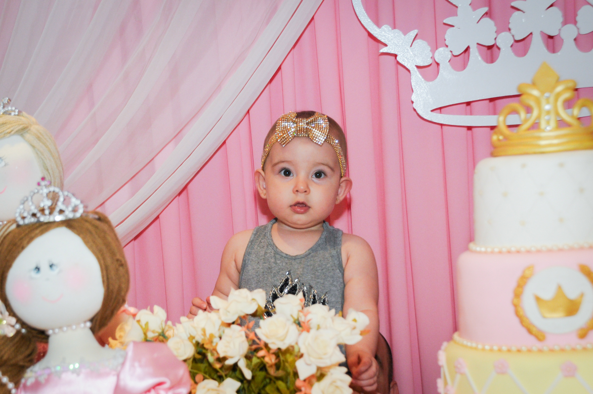 foto da aniversariante no buffet amazing, alphaville,sp, tema da mesa bonecas princesas