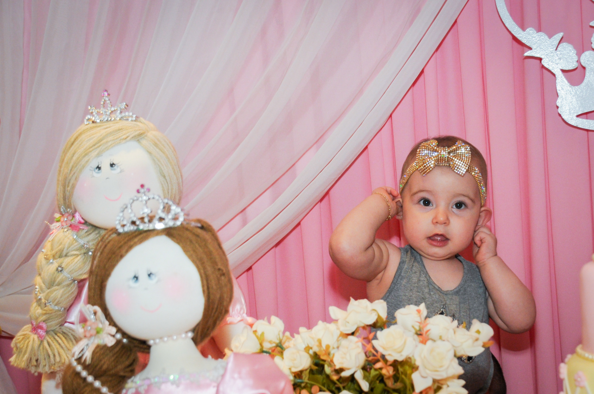 posando para foto em sua fesra no buffet amazing, alphaville,sp, tema da mesa bonecas princesas