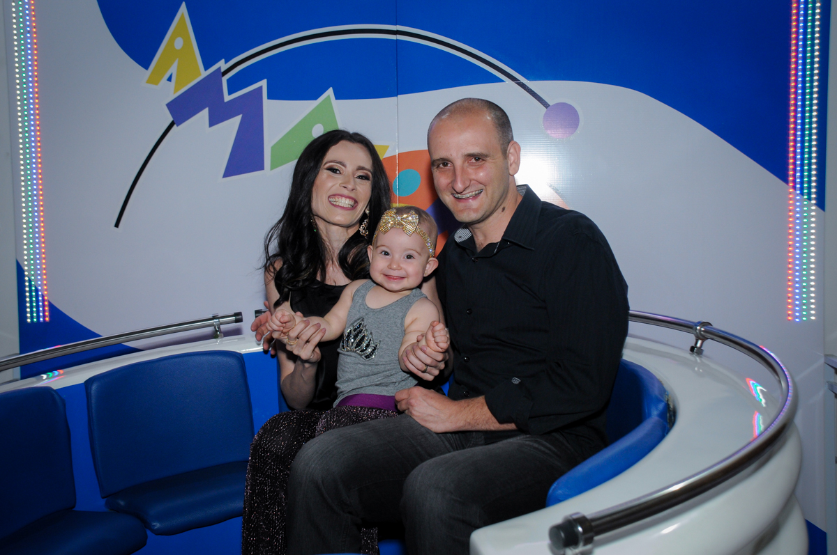 victória e seus pais brincam no labamba no buffet amazing, alphaville,sp, tema da mesa bonecas princesas