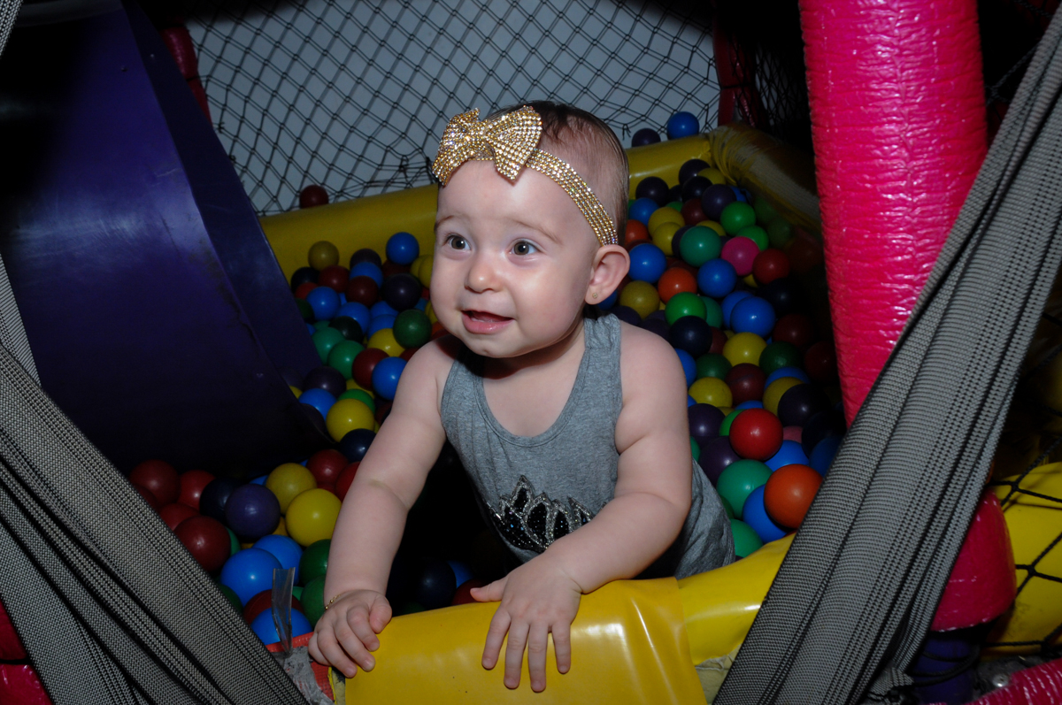 victória brinca na piscina de bolinha no buffet amazing, alphaville,sp, tema da mesa bonecas princesas