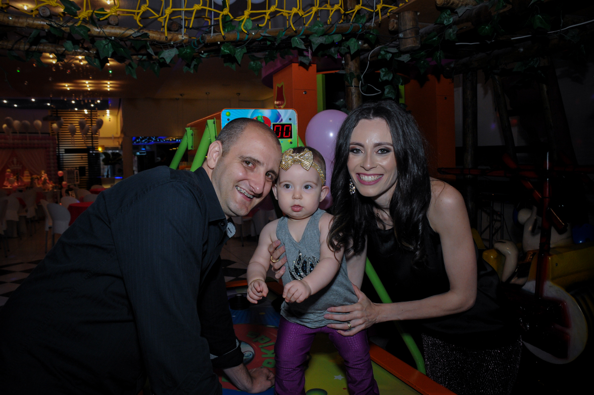 os pais de victória estão felizes com a festa da filha no buffet amazing, alphaville,sp, tema da mesa bonecas princesas