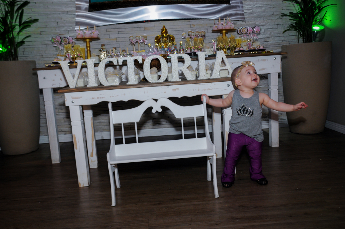 victória fica em pé sòzinha no buffet amazing, alphaville,sp, tema da mesa bonecas princesas