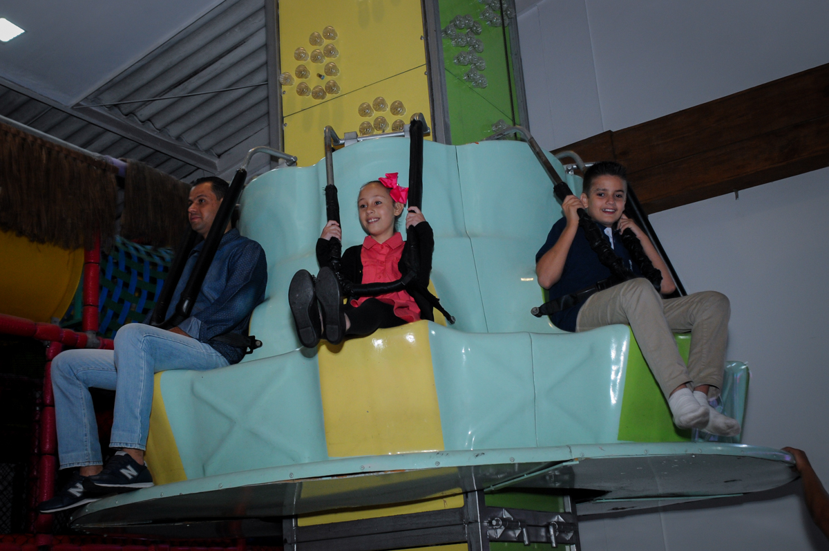 os convidados brincam no elevador no buffet amazing, alphaville,sp, tema da mesa bonecas princesas