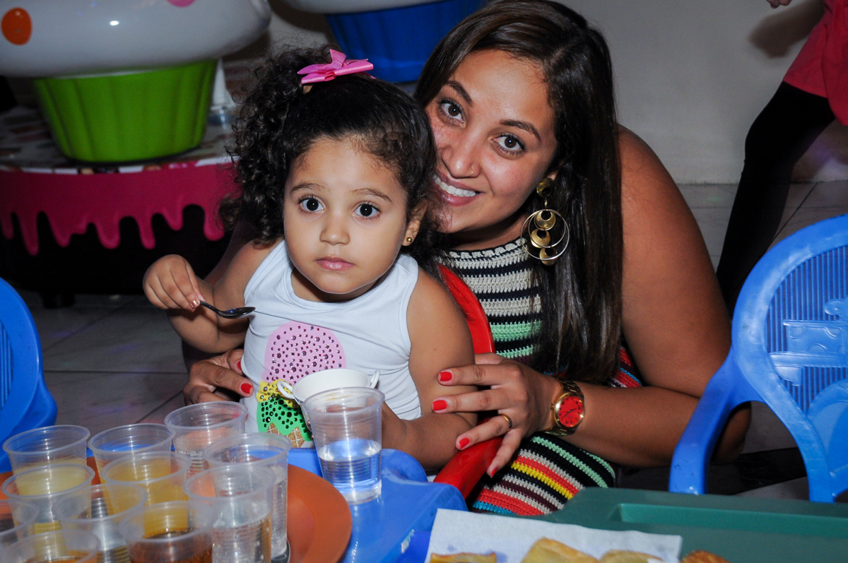 amiguinha também participa do lanchinho no buffet amazing, alphaville,sp, tema da mesa bonecas princesas