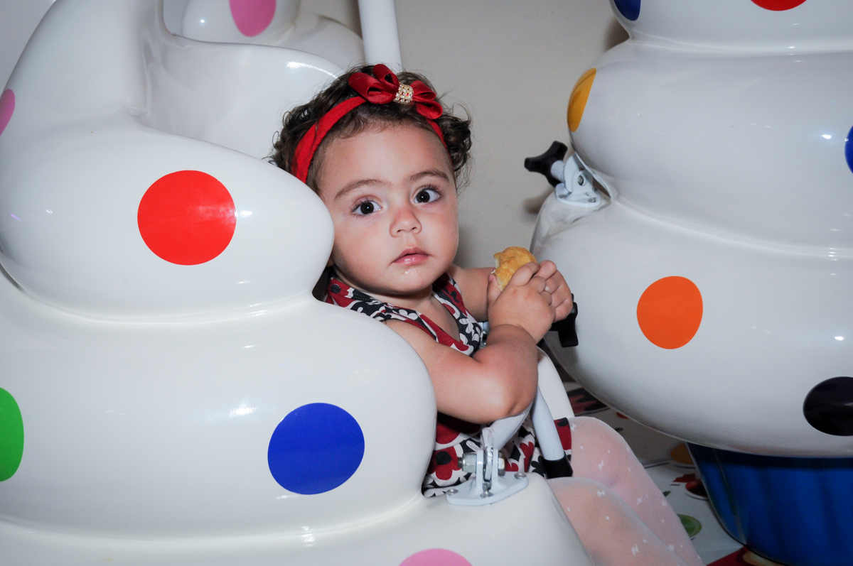 amiguinha brinca no carrossel no buffet amazing, alphaville,sp, tema da mesa bonecas princesas