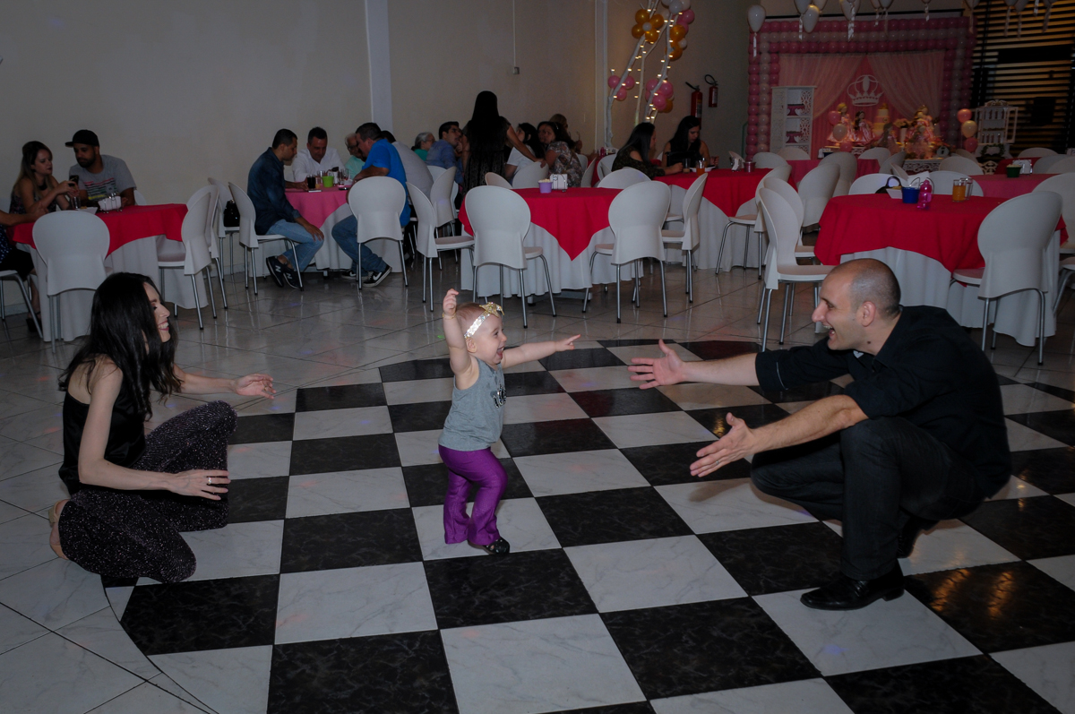 victória treina seus primeiros passinhos no buffet amazing, alphaville,sp, tema da mesa bonecas princesas