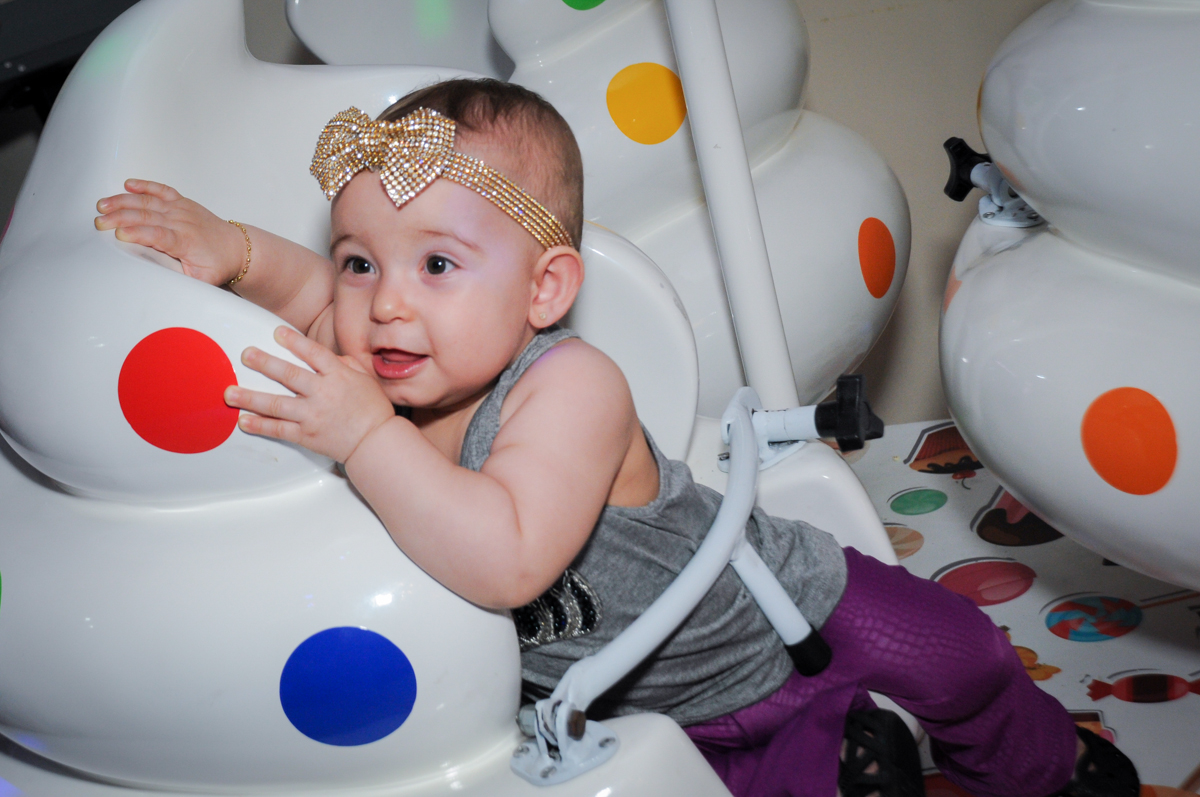 victória brinca no carrossel no buffet amazing, alphaville,sp, tema da mesa bonecas princesas