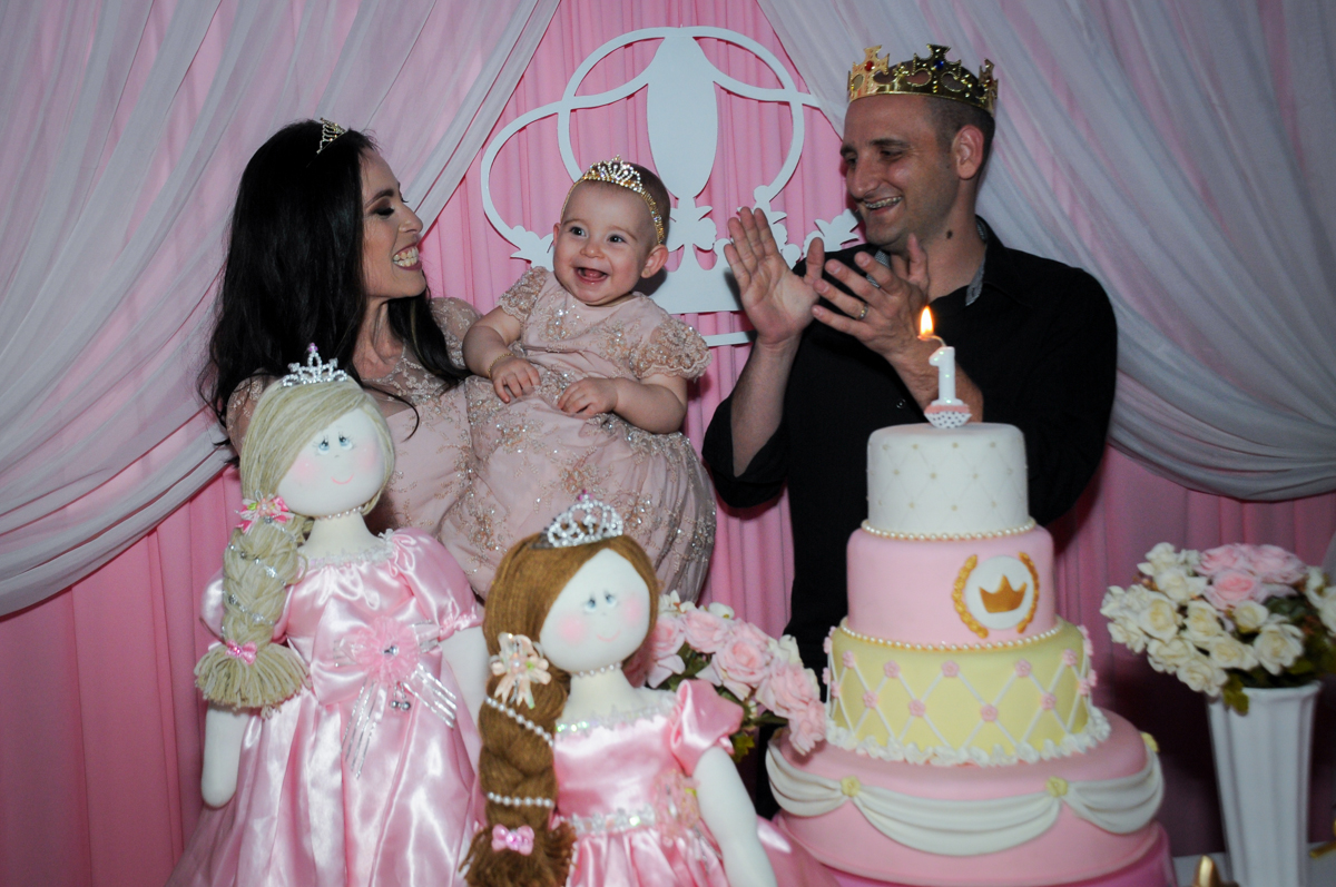 cantando parabéns para victória no buffet amazing, alphaville,sp, tema da mesa bonecas princesas