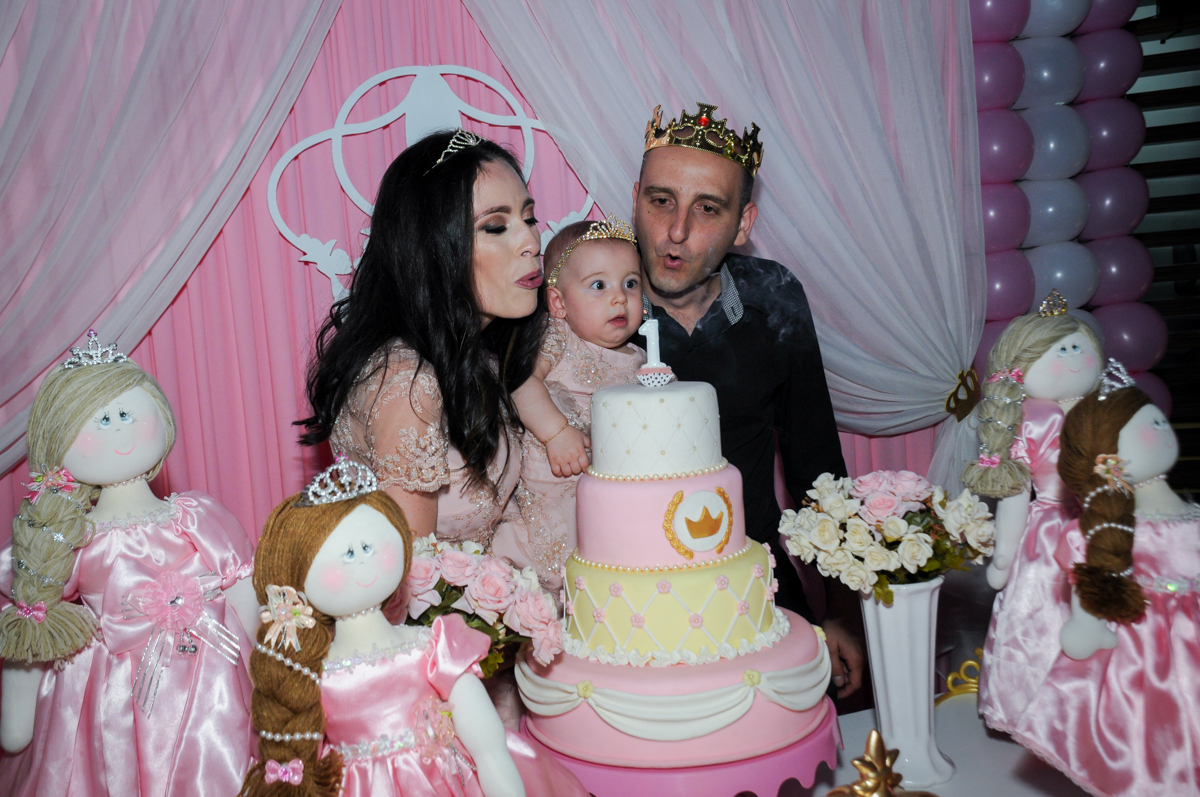 soprando a velinha do bolo no buffet amazing, alphaville,sp, tema da mesa bonecas princesas