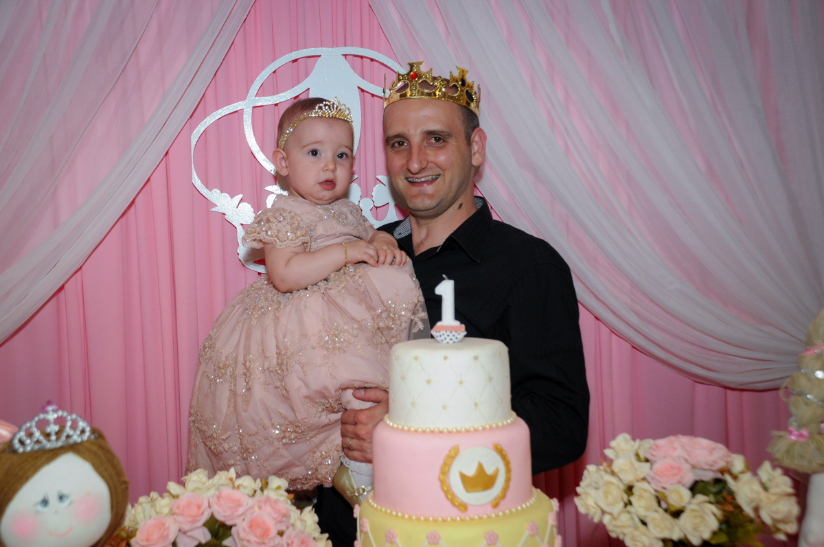 os pais e victória usam coras de rei, rainha e princesa no buffet amazing, alphaville,sp, tema da mesa bonecas princesas