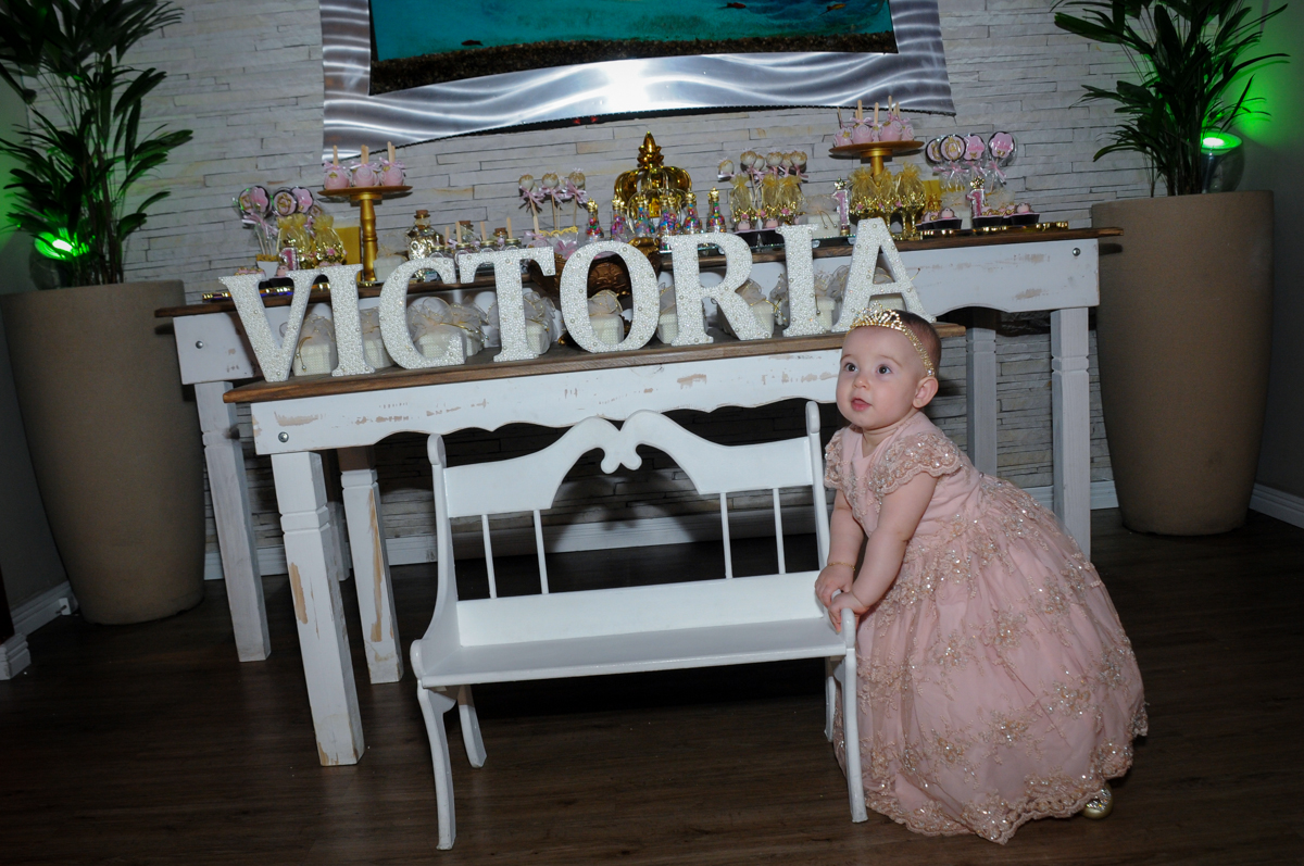 victória posa para foto vestida de princesa no buffet amazing, alphaville,sp, tema da mesa bonecas princesas