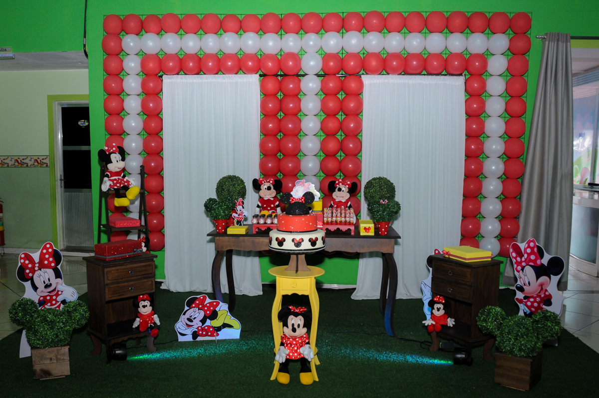 tema da mesa no Buffet Balão Mágico, Osasco, São Paulo tema da mesa Minie Vermelha e Monster High