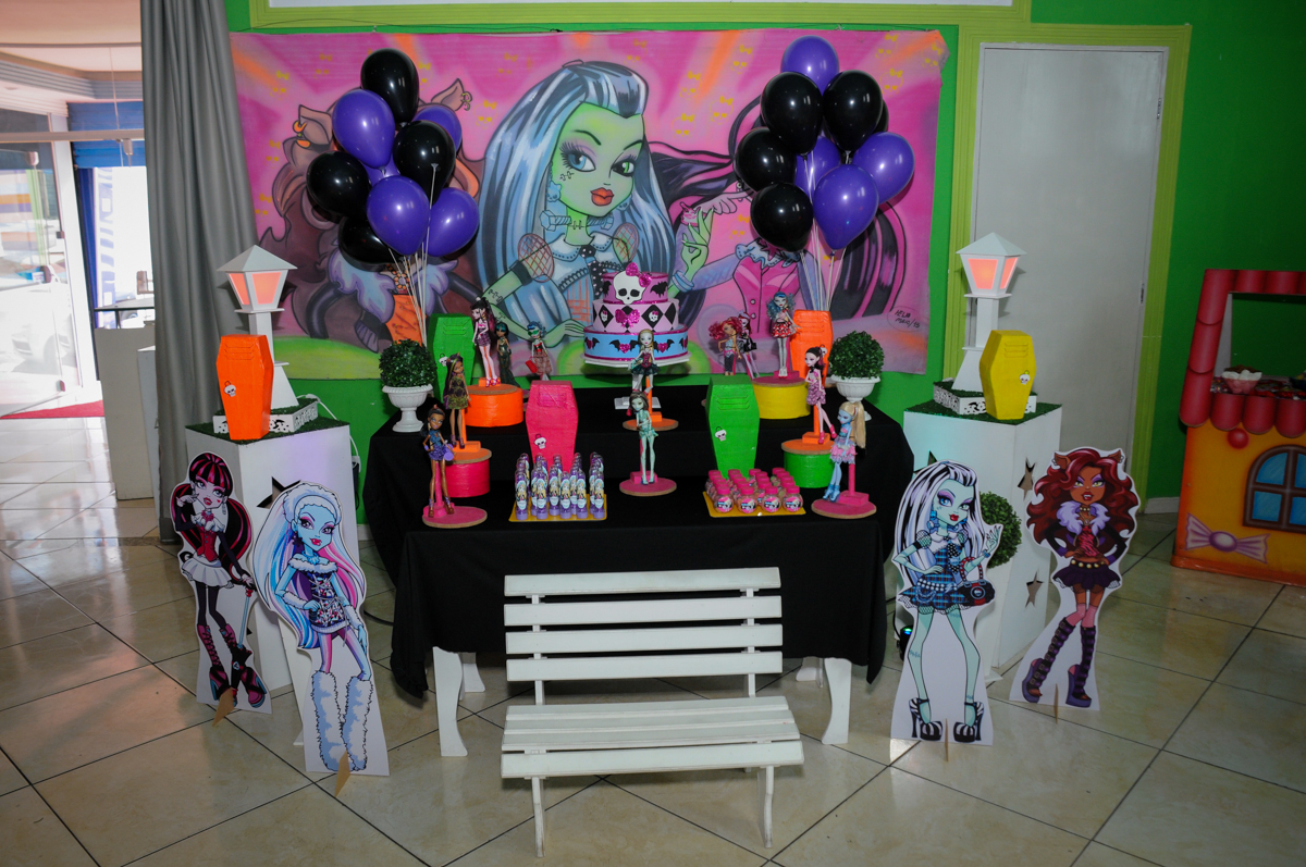Mesa decorada no Buffet Balão Mágico, Osasco, São Paulo tema da mesa Minie Vermelha e Monster High
