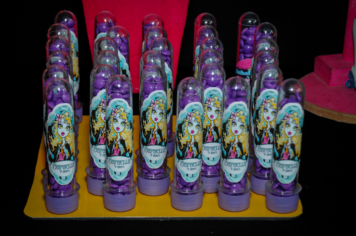 detalhe da mesa no Buffet Balão Mágico, Osasco, São Paulo tema da mesa Minie Vermelha e Monster High