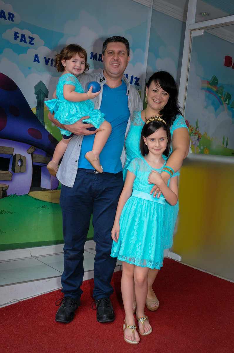 entrada da família no Buffet Balão Mágico, Osasco, São Paulo tema da mesa Minie Vermelha e Monster High