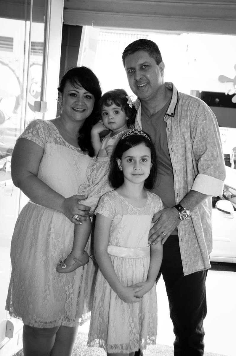 foto da família na entrada para o aniversário de Rafaella 9 anos e Rebecca 2 anos no Buffet Balão Mágico, Osasco, São Paulo tema da mesa Minie Vermelha e Monster High