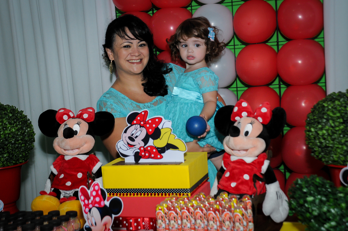 mamãe posa para foto com aniversariante no Buffet Balão Mágico, Osasco, São Paulo tema da mesa Minie Vermelha e Monster High