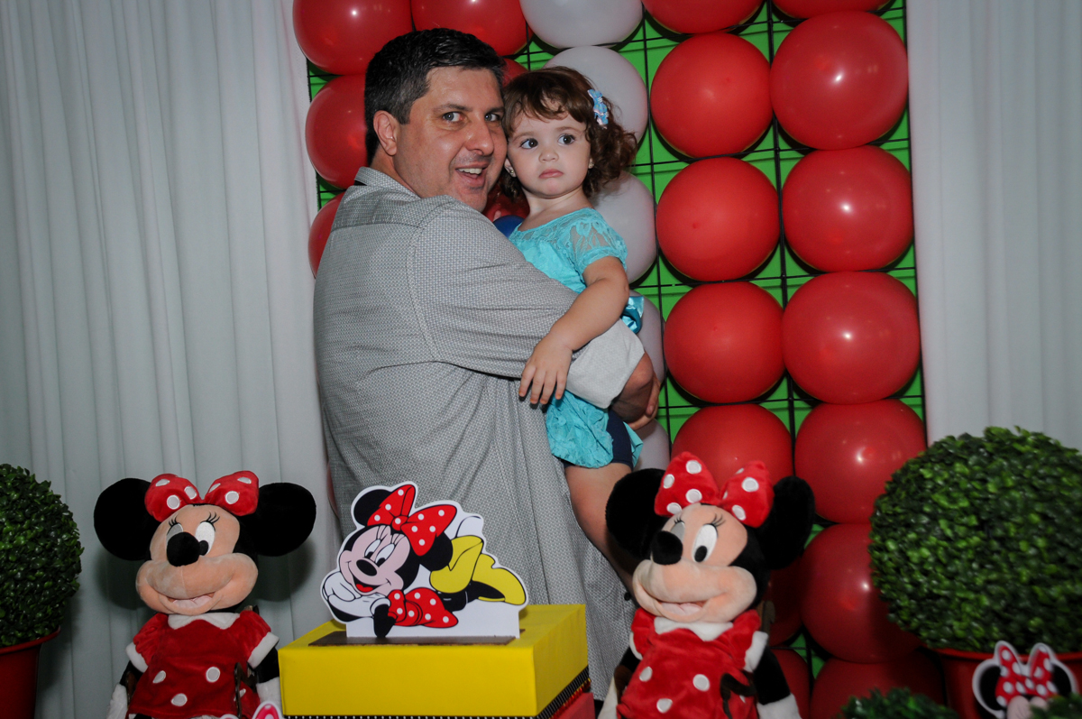 papai tambem faz fotinho com a aniversariante no Buffet Balão Mágico, Osasco, São Paulo tema da mesa Minie Vermelha e Monster High