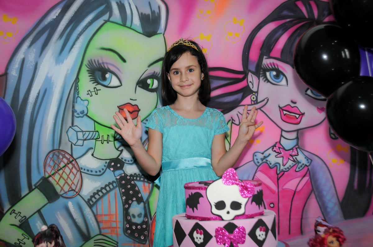 Rafaella faz foto no Buffet Balão Mágico, Osasco, São Paulo tema da mesa Minie Vermelha e Monster High