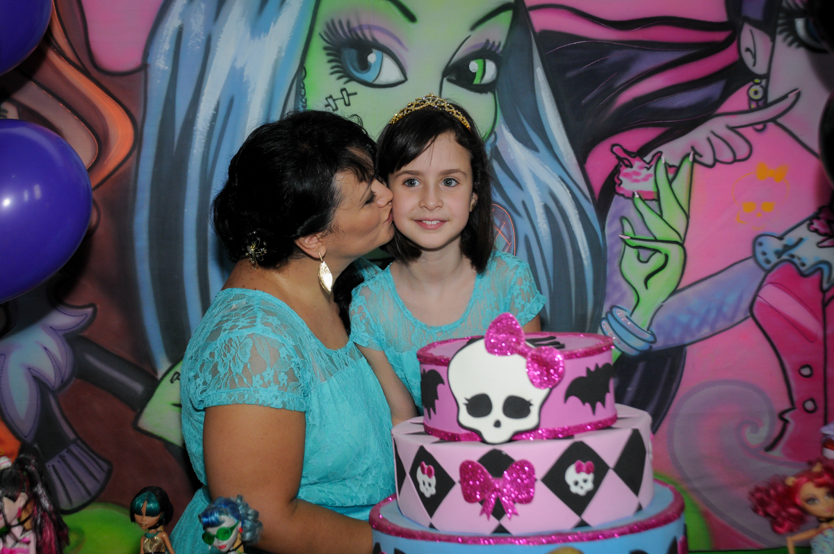 aniversariante ganha beijinho da mamãe no Buffet Balão Mágico, Osasco, São Paulo tema da mesa Minie Vermelha e Monster High