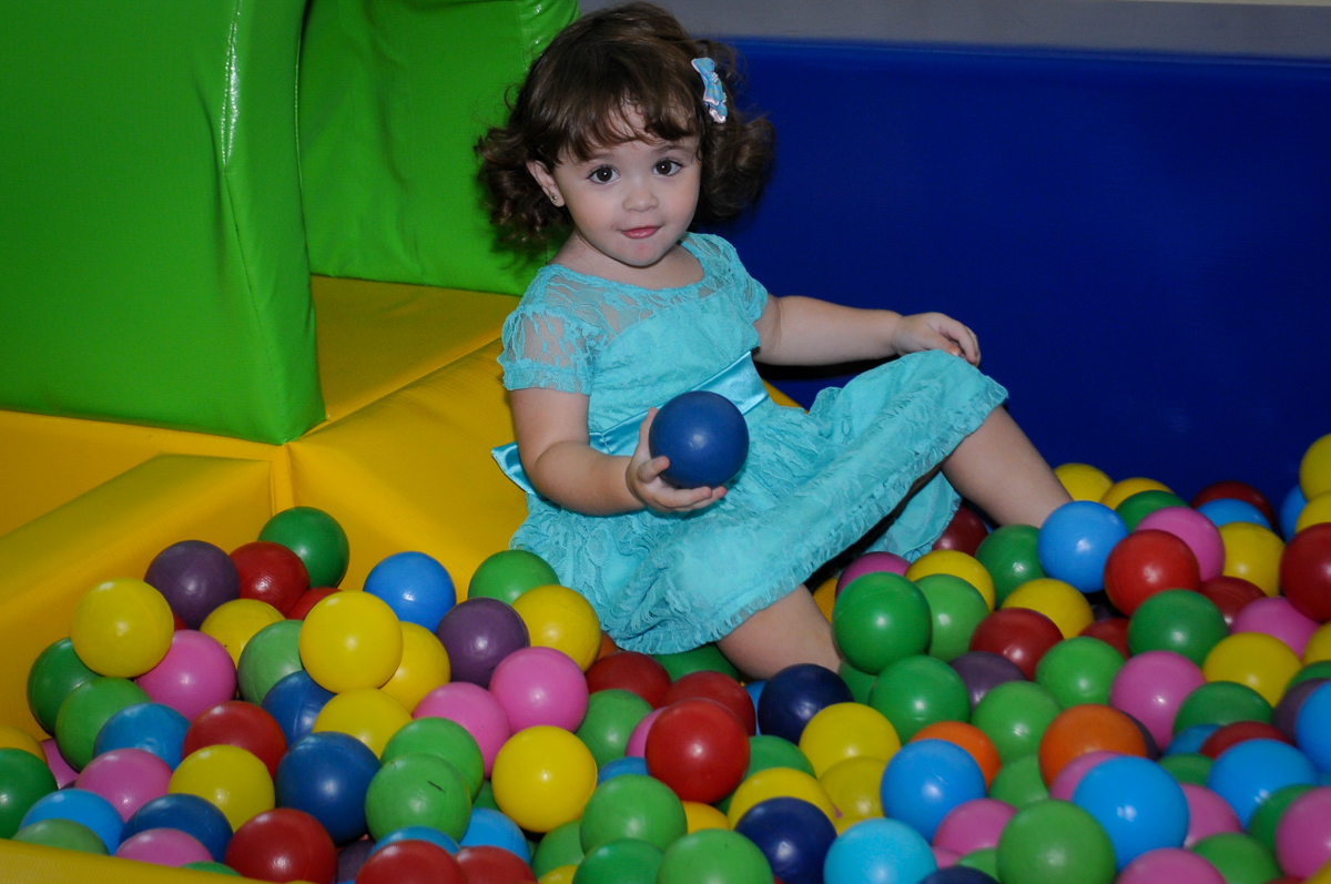 Rebecca brinca na piscina de bolinha no Buffet Balão Mágico, Osasco, São Paulo tema da mesa Minie Vermelha e Monster High
