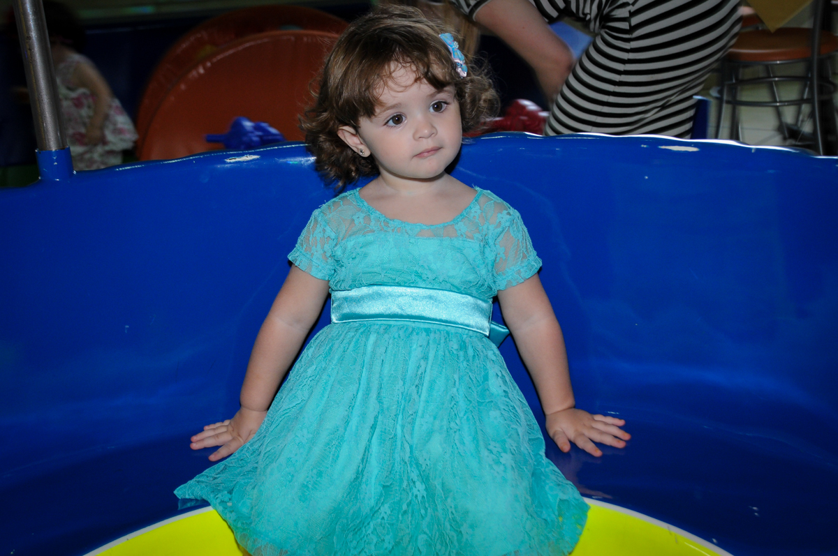 A aniversariante brinca na área baby no Buffet Balão Mágico, Osasco, São Paulo tema da mesa Minie Vermelha e Monster High