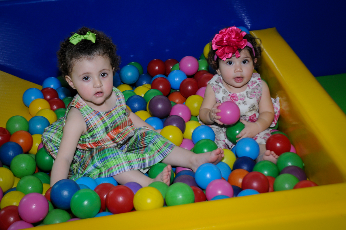as convidadas também brincam na piscina de bolinha no Buffet Balão Mágico, Osasco, São Paulo tema da mesa Minie Vermelha e Monster High