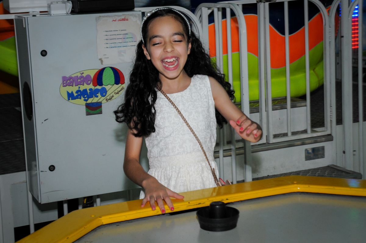 A coleguinha joga futebol de mesa no Buffet Balão Mágico, Osasco, São Paulo tema da mesa Minie Vermelha e Monster High