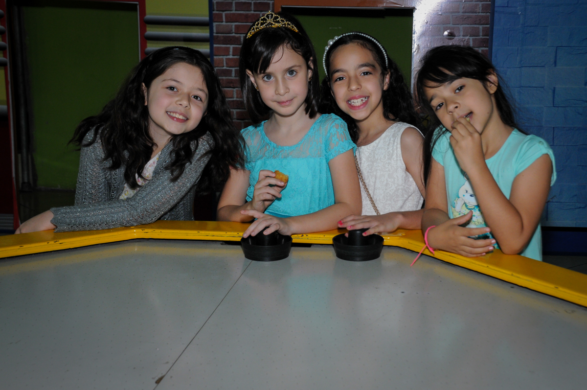 todas as amiguinhas se divertem com o futebol de mesa no Buffet Balão Mágico, Osasco, São Paulo tema da mesa Minie Vermelha e Monster High