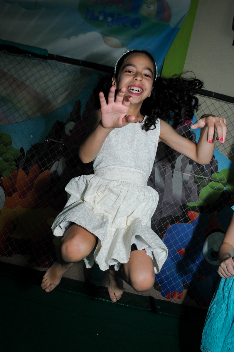 quem pula mais alto no pula pula no Buffet Balão Mágico, Osasco, São Paulo tema da mesa Minie Vermelha e Monster High