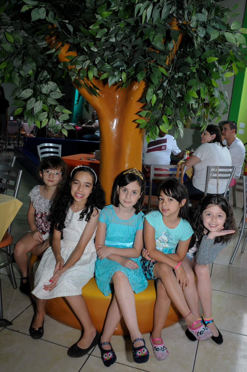 posando para a foto na festa da Rafaella e da Rebecca no Buffet Balão Mágico, Osasco, São Paulo tema da mesa Minie Vermelha e Monster High