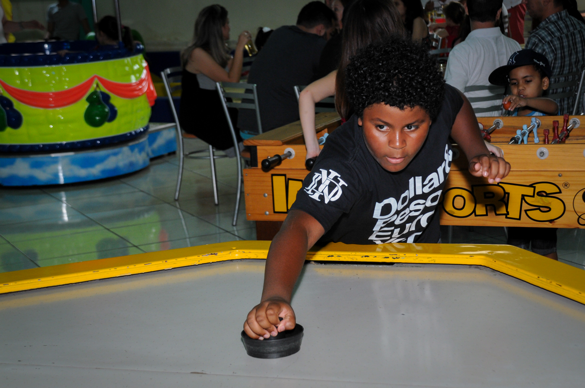amigo ganha o jogo de futebol de mesa no Buffet Balão Mágico, Osasco, São Paulo tema da mesa Minie Vermelha e Monster High