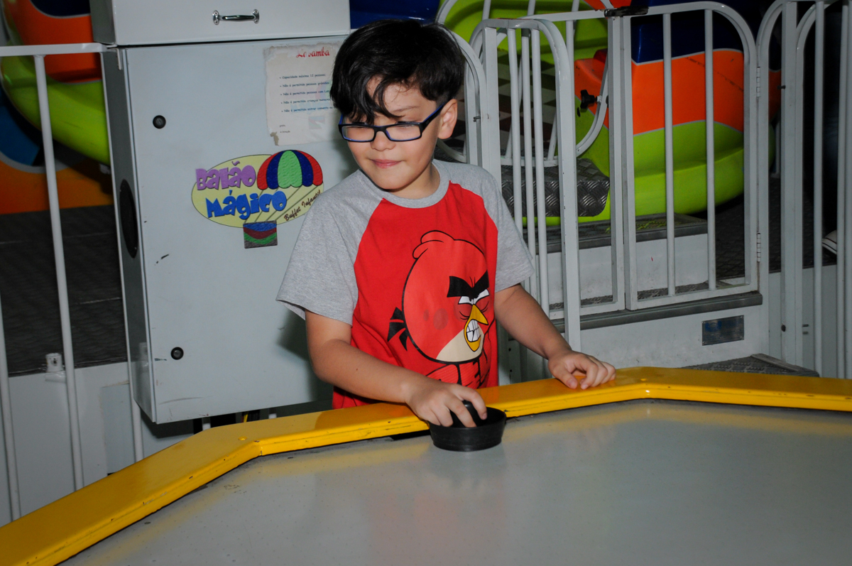 jogo de futebol de mesa está muito animado no Buffet Balão Mágico, Osasco, São Paulo tema da mesa Minie Vermelha e Monster High