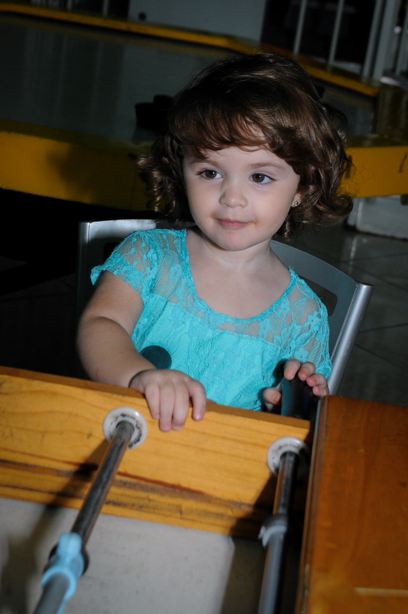 Rebecca também quer participar do jogo no Buffet Balão Mágico, Osasco, São Paulo tema da mesa Minie Vermelha e Monster High