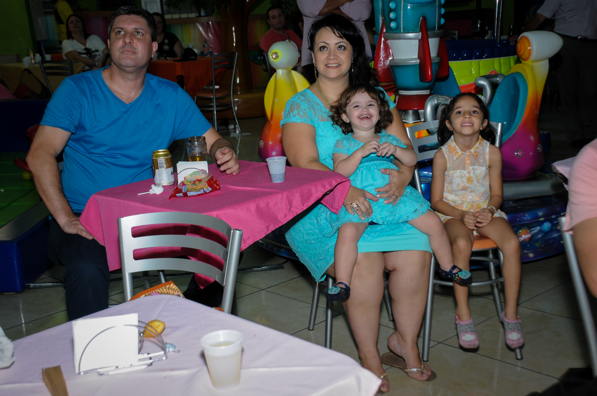 A família assiste a retrospectiva no Buffet Balão Mágico, Osasco, São Paulo tema da mesa Minie Vermelha e Monster High