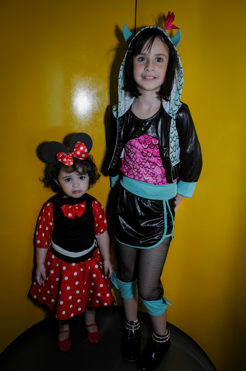 chegou a hora do parabéns no Buffet Balão Mágico, Osasco, São Paulo tema da mesa Minie Vermelha e Monster High