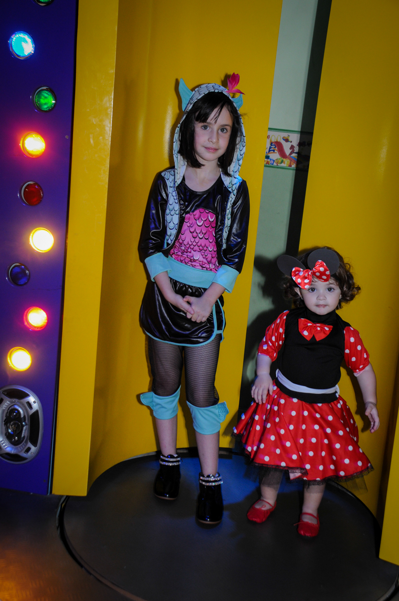 as aniversariante vão para a máquina do parabéns no Buffet Balão Mágico, Osasco, São Paulo tema da mesa Minie Vermelha e Monster High