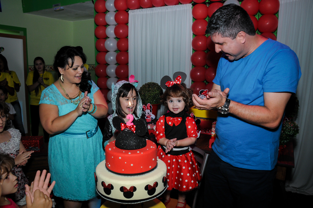 cantando parabéns para Rafaella e para a Rebecca no Buffet Balão Mágico, Osasco, São Paulo tema da mesa Minie Vermelha e Monster High