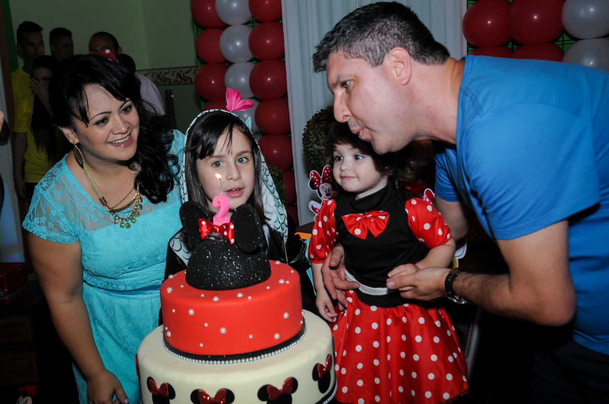 soprando a velinha do bolo no Buffet Balão Mágico, Osasco, São Paulo tema da mesa Minie Vermelha e Monster High