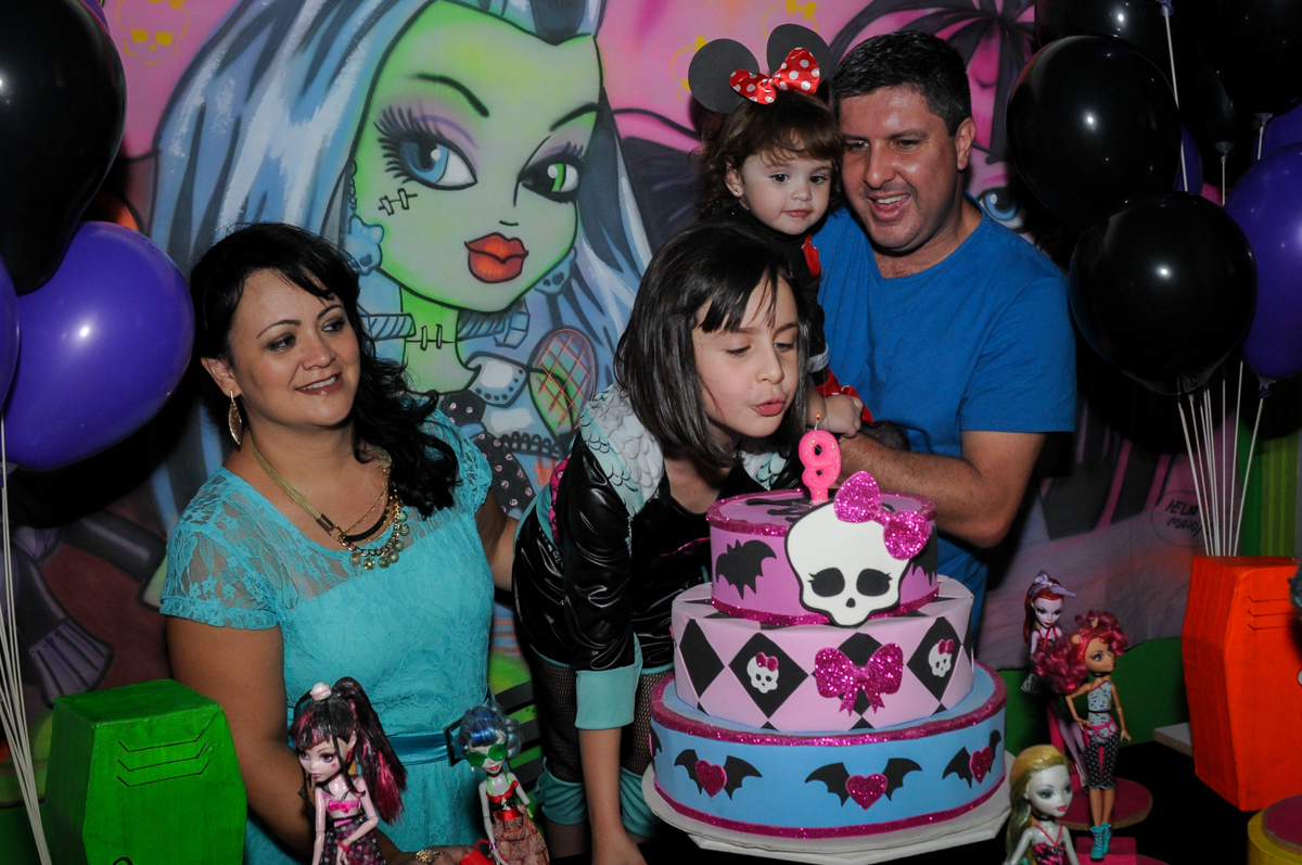 Rafaella também assopra a velinha do bolo no Buffet Balão Mágico, Osasco, São Paulo tema da mesa Minie Vermelha e Monster High