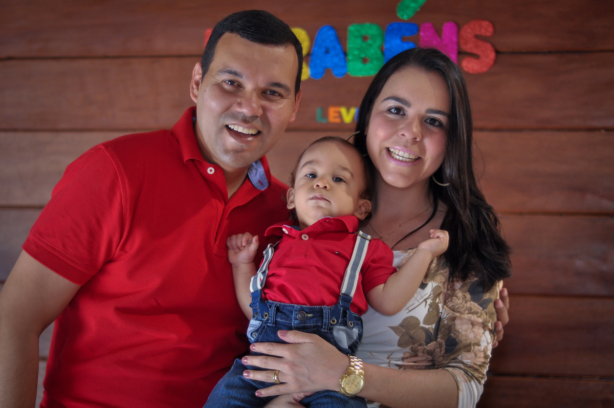 foto dos pais com o aniversariante no Buffet Fábrica da Alegria, Osasco, festa do Levi 1 aninho, tema da festa Bob zoom