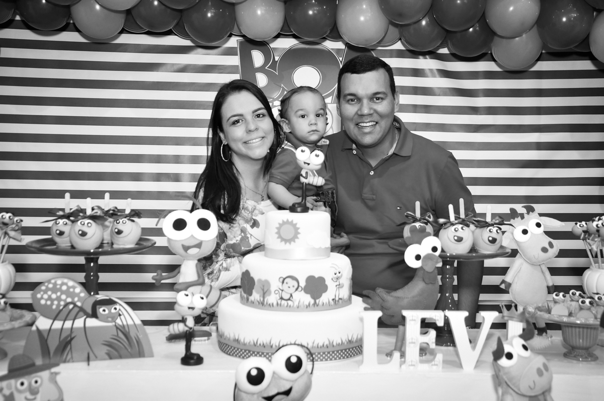 foto dos pais com o aniversariante no Buffet Fábrica da Alegria, Osasco, festa do Levi 1 aninho, tema da festa Bob zoom