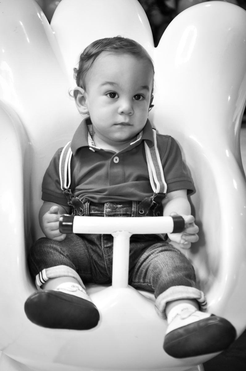 O aniversariante se diverte no carrossel na luva do mickey no Buffet Fábrica da Alegria, Osasco, festa do Levi 1 aninho, tema da festa Bob zoom