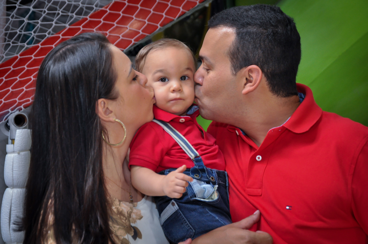 beijinho sanduiche no aniversariante no Buffet Fábrica da Alegria, Osaco, festa do Levi 1 aninho, tema da festa Bob zoom