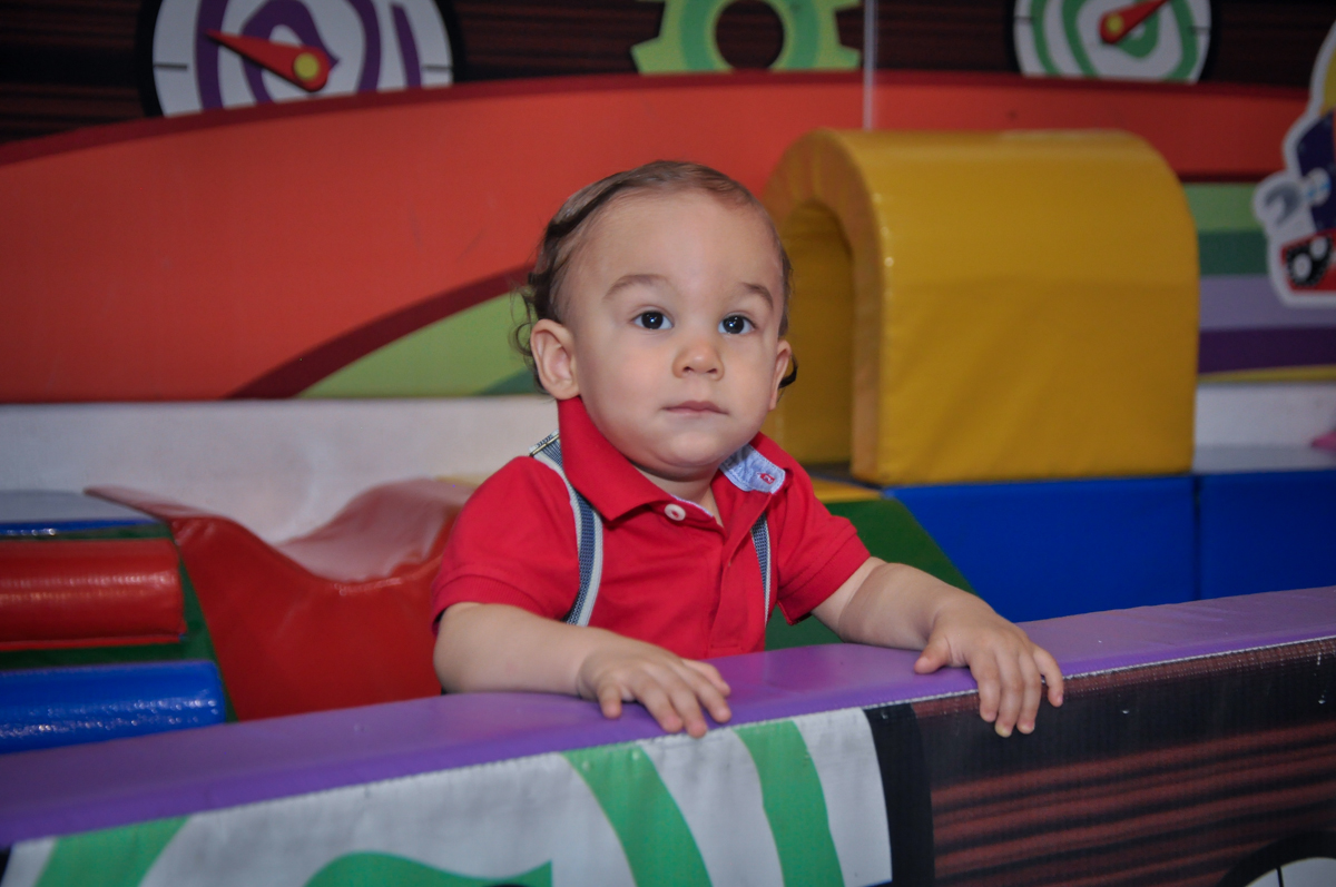 O aniversariante brinca na áres baby no Buffet Fábrica da Alegria, Osasco festa do Levi 1 aninho, tema da festa Bob zoom